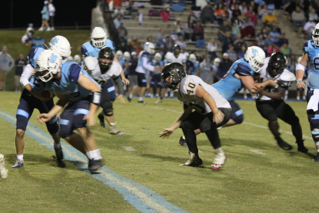 #40 Luke Sesler breaks down, getting ready to make the tackle.